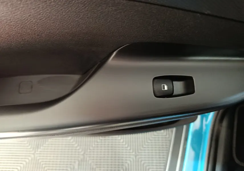 Bouton de verrouillage de porte sur la garniture intérieure côté conducteur d'un Hyundai Kona bleu électrique 2022.