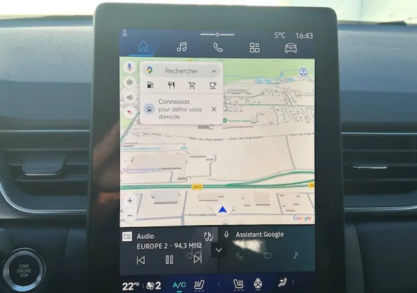 Écran tactile central du tableau de bord du Renault Symbioz 2025 affichant la navigation Google Maps.