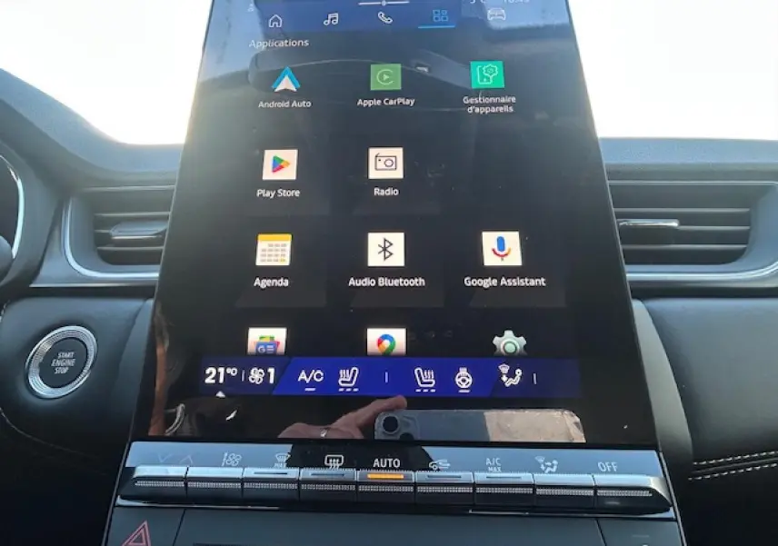 Vue rapprochée de la console centrale tactile verticale du Renault Symbioz blanc nacré, affichant les commandes multimédia et climatisation.