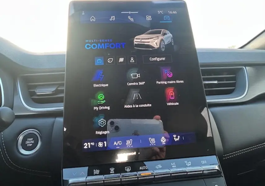 Écran tactile central du Renault Symbioz blanc nacré, affichant le mode de conduite Comfort et options connectées.
