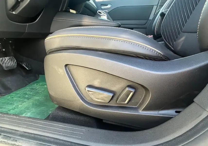 Gros plan sur le côté gauche du siège avant noir avec commandes électriques dans l’habitacle d’une Renault Symbioz 2025.