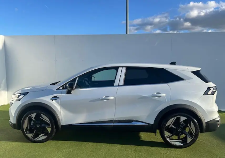 Profil côté gauche du Renault Symbioz blanc nacré avec jantes alliage noires et toit noir contrasté.