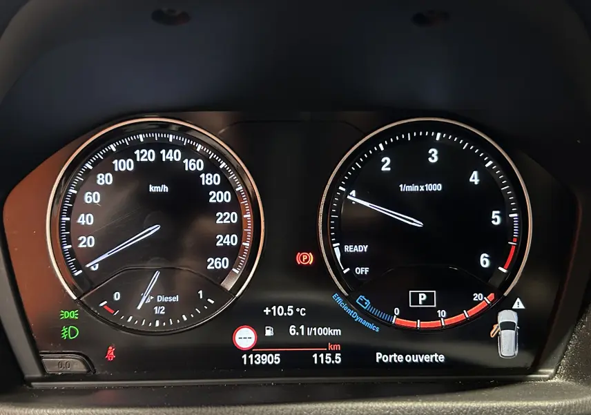 Tableau de bord BMW X1 diesel 2021 affichant vitesse, compte-tours et informations de conduite en gros plan.