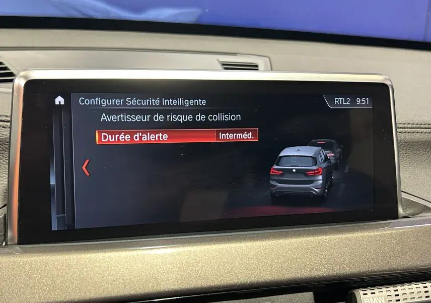 Écran central du tableau de bord BMW X1 2021 affichant la configuration de l'alerte de risque de collision.