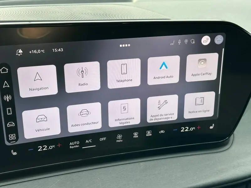Écran tactile central de l'Audi Q3 2.0 TDI 2026 affichant les options de navigation et connectivité, intérieur noir.