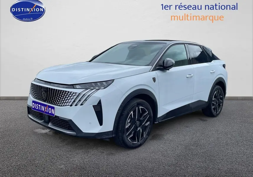Peugeot 3008 blanc en 3/4 avant droit, avec calandre distinctive et jantes alliage noires.