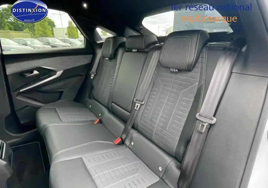 Vue intérieure côté droit des sièges arrière en tissu et cuir noir du Peugeot 3008 blanc 2025.