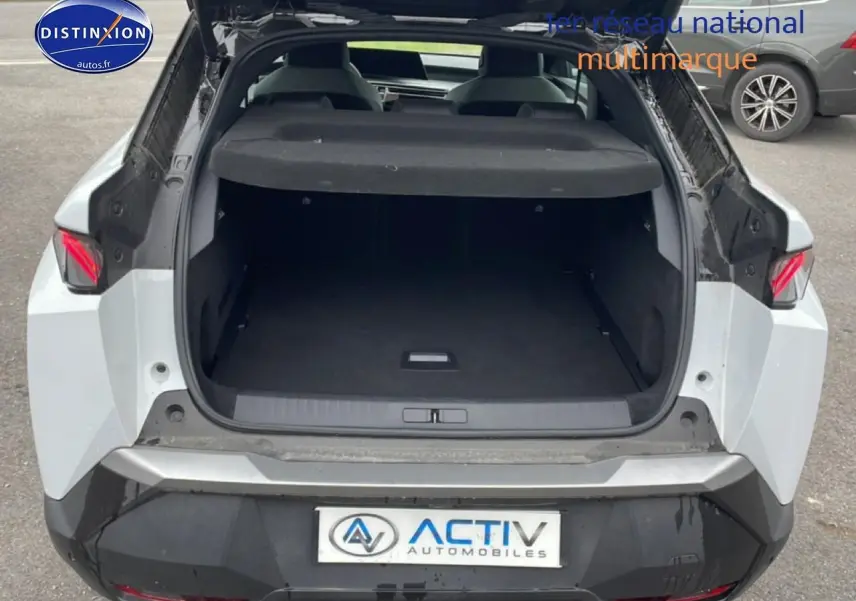 Vue arrière du Peugeot 3008 blanc avec coffre ouvert et hayon relevé, mettant en valeur l’espace de chargement.