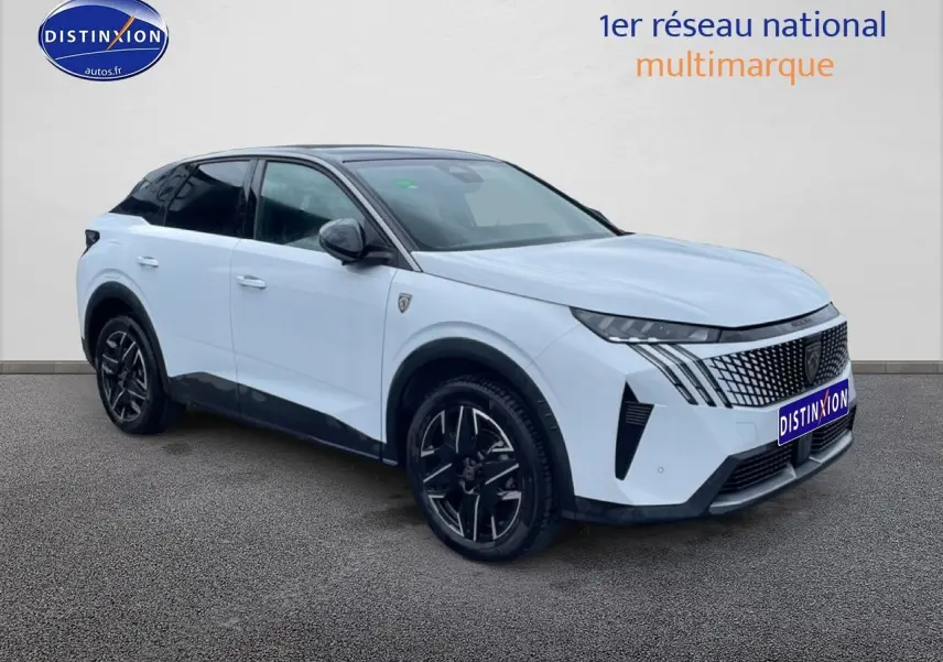 Vue 3/4 avant droite d’un Peugeot 3008 blanc 2025 avec toit noir et jantes alliage noires.