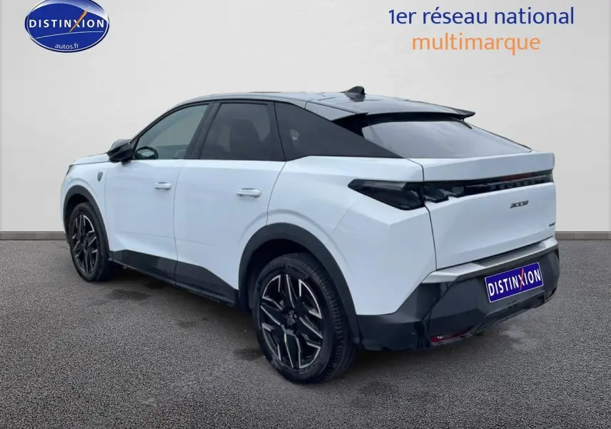 Vue 3/4 arrière droite d’un Peugeot 3008 blanc 2025 avec toit noir et jantes alliage noires.