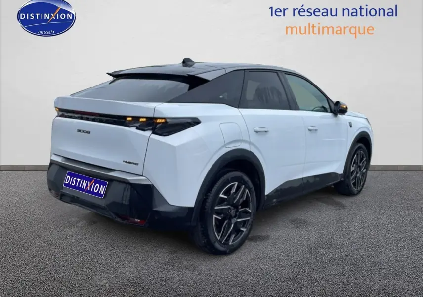 Vue 3/4 arrière droite d’un Peugeot 3008 blanc 2025 avec toit noir et jantes alliage noires.