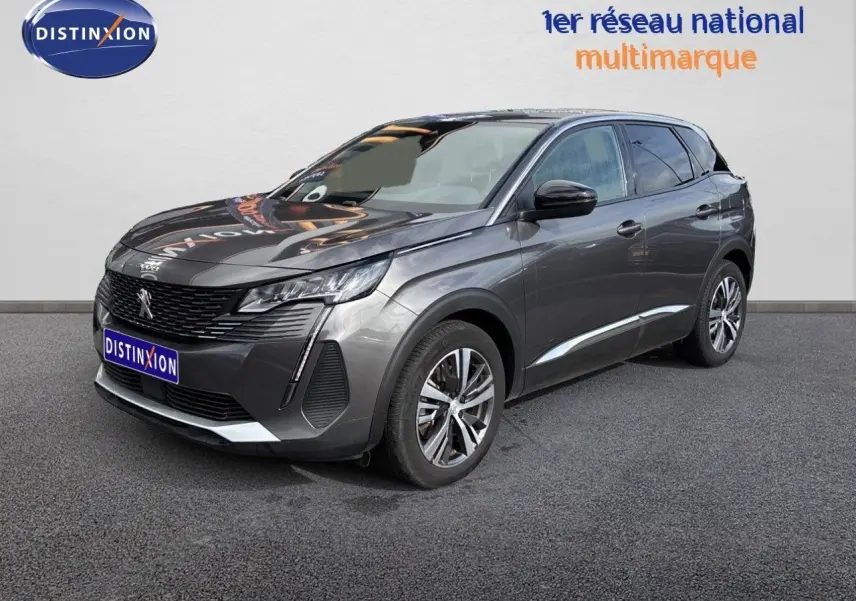 Peugeot 3008 Hybrid gris platinium métal, vue 3/4 avant droit, avec calandre noire et jantes alliage.
