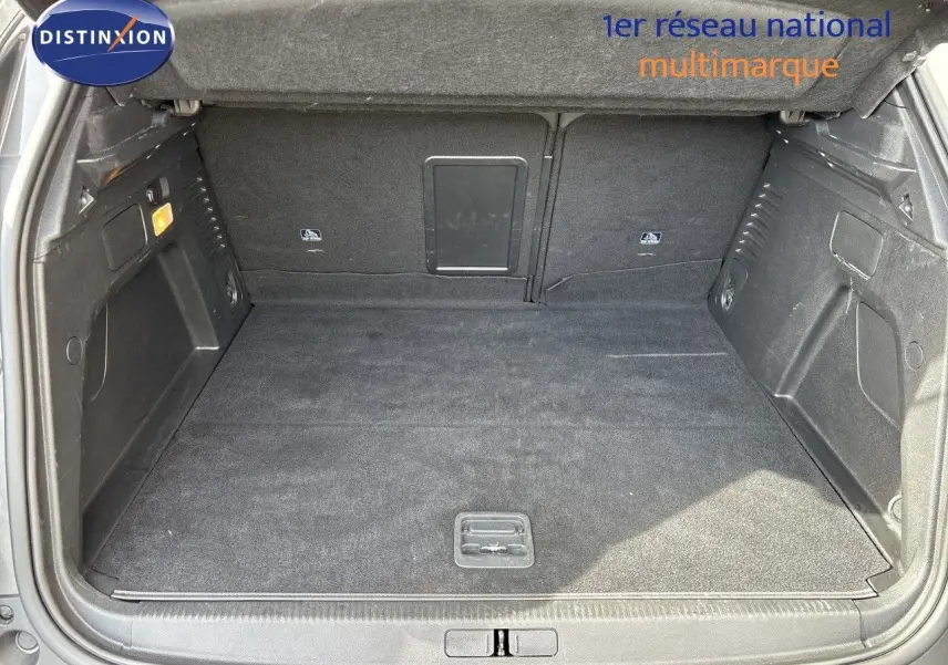 Coffre ouvert du Peugeot 3008 gris platinium métal, vue intérieure montrant un espace de chargement propre et spacieux.