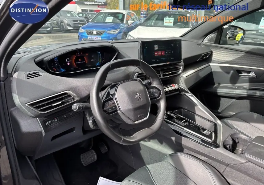 Vue intérieure côté conducteur du Peugeot 3008 Hybrid 180ch gris platinium, mettant en valeur le tableau de bord numérique et la console centrale moderne.