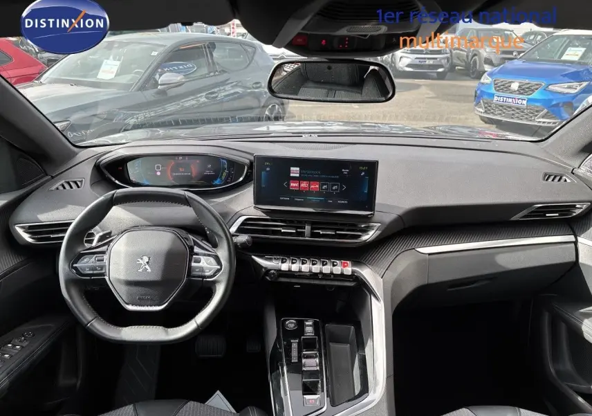 Vue intérieure du tableau de bord et volant du Peugeot 3008 gris platinium, avec écran tactile central et commandes modernes.