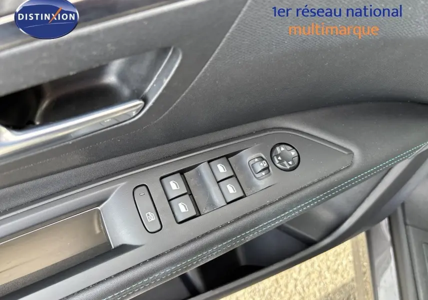 Détail de la commande des vitres et rétroviseurs côté conducteur du Peugeot 3008 Hybrid gris platinium, intérieur noir.