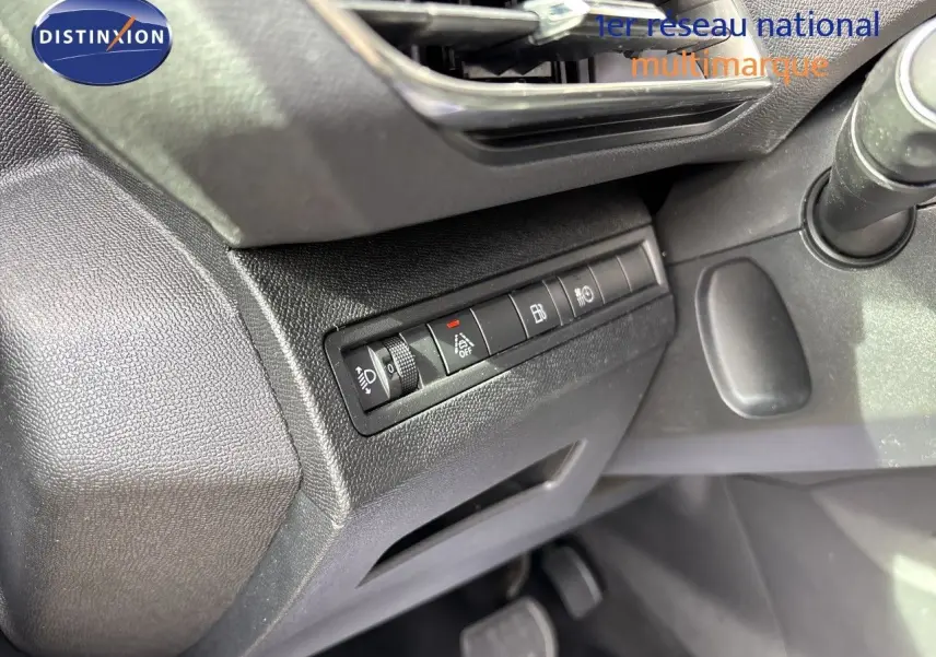 Détail intérieur du tableau de bord côté gauche du Peugeot 3008 Hybrid 180ch gris platinium, avec commandes et pédales visibles.