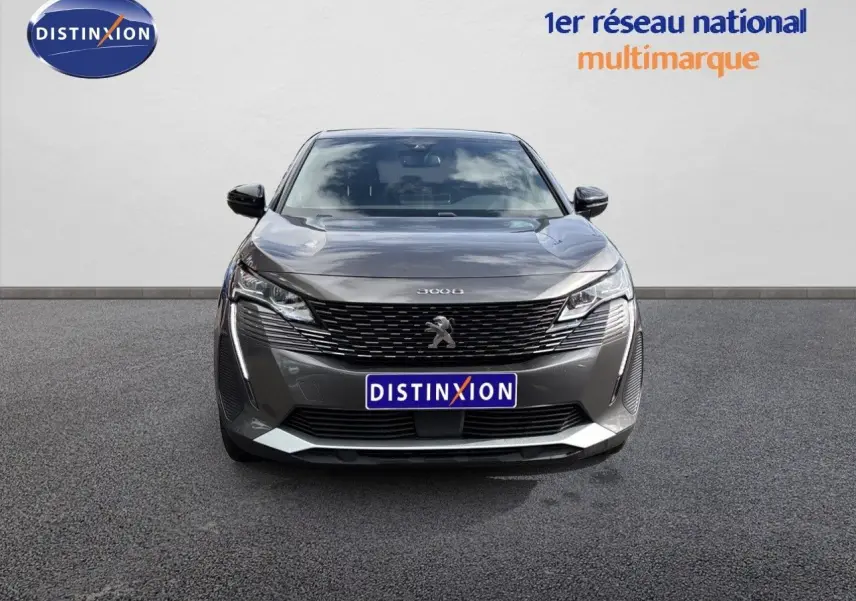 Vue frontale d'un Peugeot 3008 HYBRID gris platinium métal, avec calandre noire et logo lion distinctif.