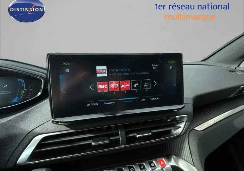 Tableau de bord du Peugeot 3008 Hybrid 180ch en intérieur noir, avec écran tactile central affichant les radios FM.