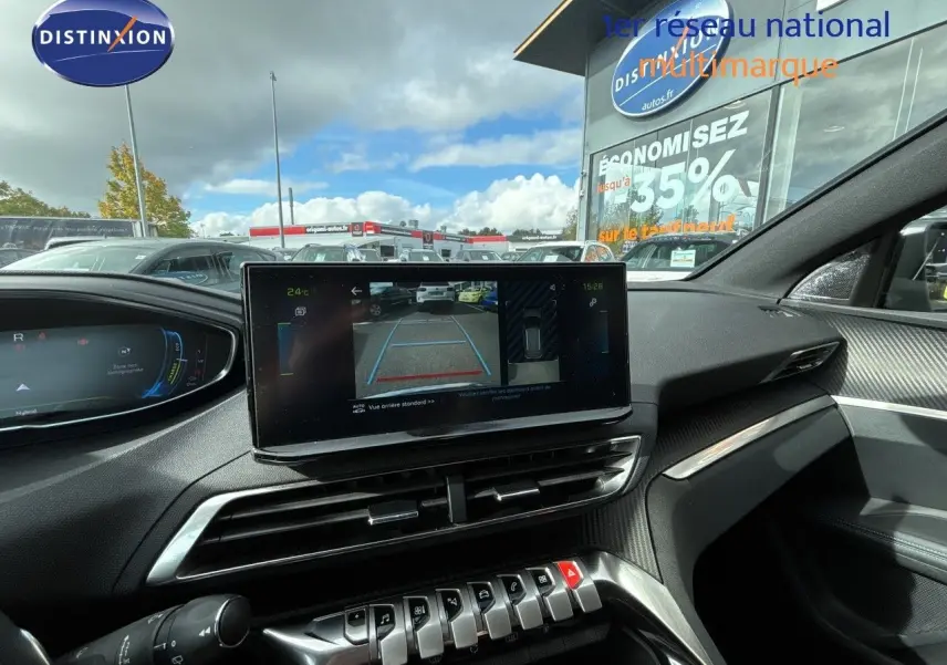 Vue intérieure du tableau de bord du Peugeot 3008 Hybrid 2024 avec écran multimédia affichant la caméra de recul.