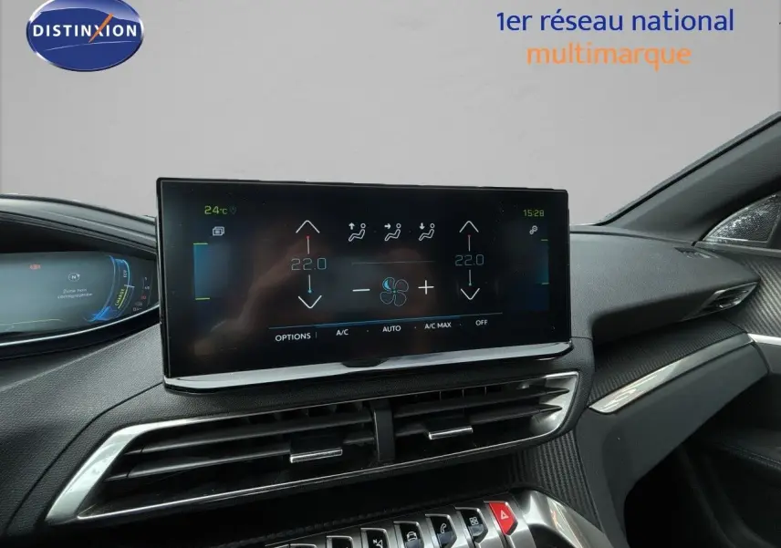Vue rapprochée de l’écran tactile central du tableau de bord du Peugeot 3008 gris platinium, affichant la climatisation.