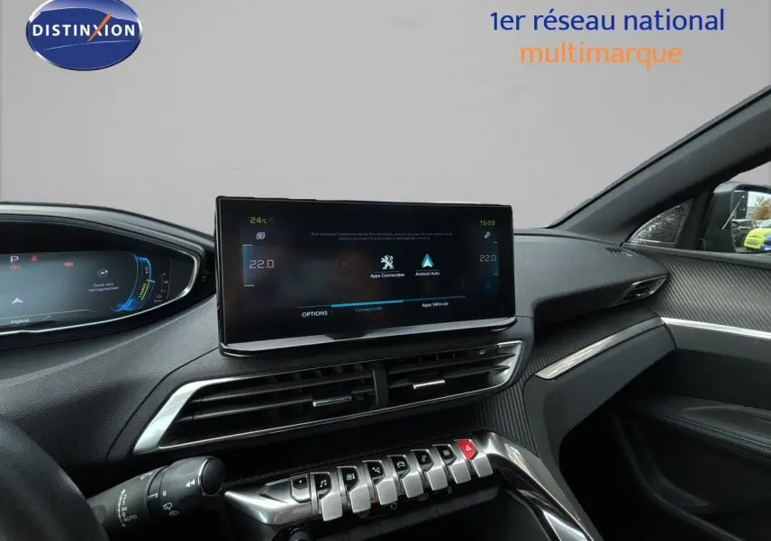 Vue intérieure du tableau de bord du Peugeot 3008 Hybrid 180ch Allure 2024, finition noire avec écran tactile central.