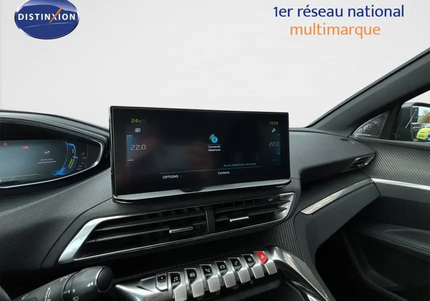 Intérieur du Peugeot 3008 Hybrid 180ch 2024, vue de la console centrale avec écran tactile et détails en carbone noir.