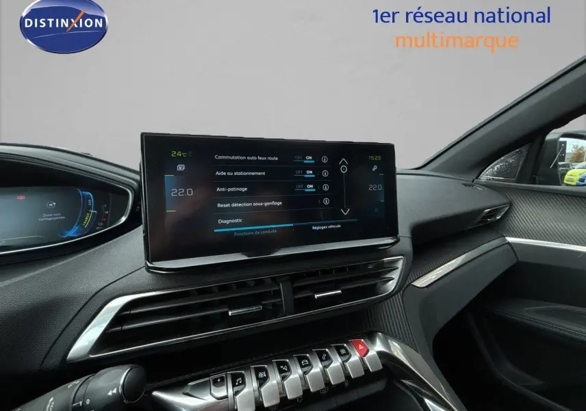 Vue intérieure côté droit du tableau de bord du Peugeot 3008 Hybrid gris platinium, avec écran tactile et commandes piano.