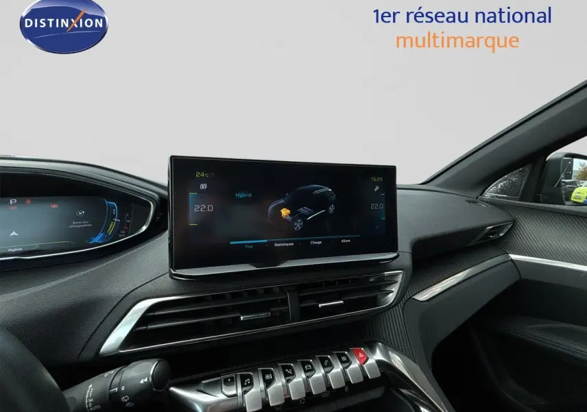 Vue intérieure du tableau de bord du Peugeot 3008 Hybrid 180ch, écran central large affichant les données hybrides.