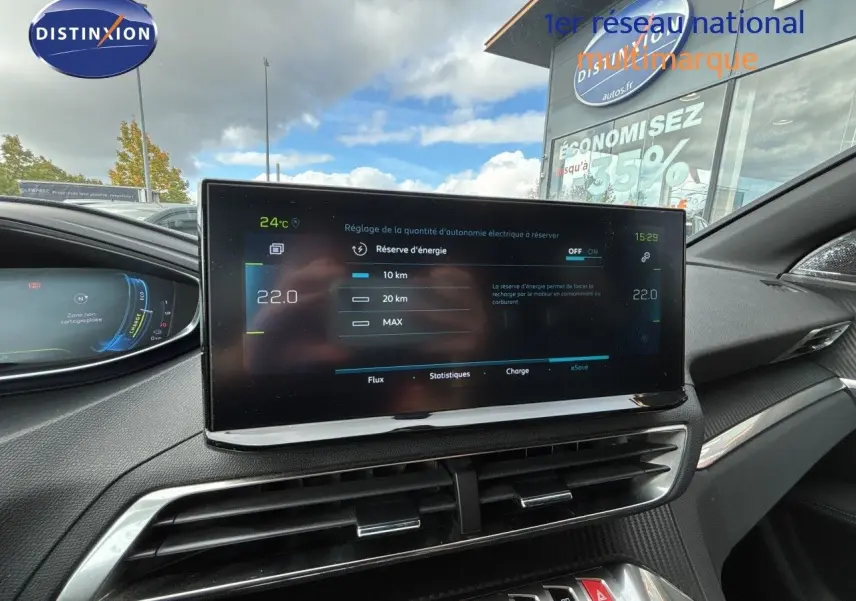 Vue intérieure du tableau de bord du Peugeot 3008 Hybrid 2024 avec écran tactile affichant la gestion de l'autonomie électrique.