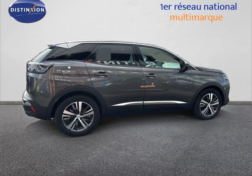 Profil droit du Peugeot 3008 Hybrid 180ch gris platinium métal, soulignant ses jantes alliage et lignes modernes.