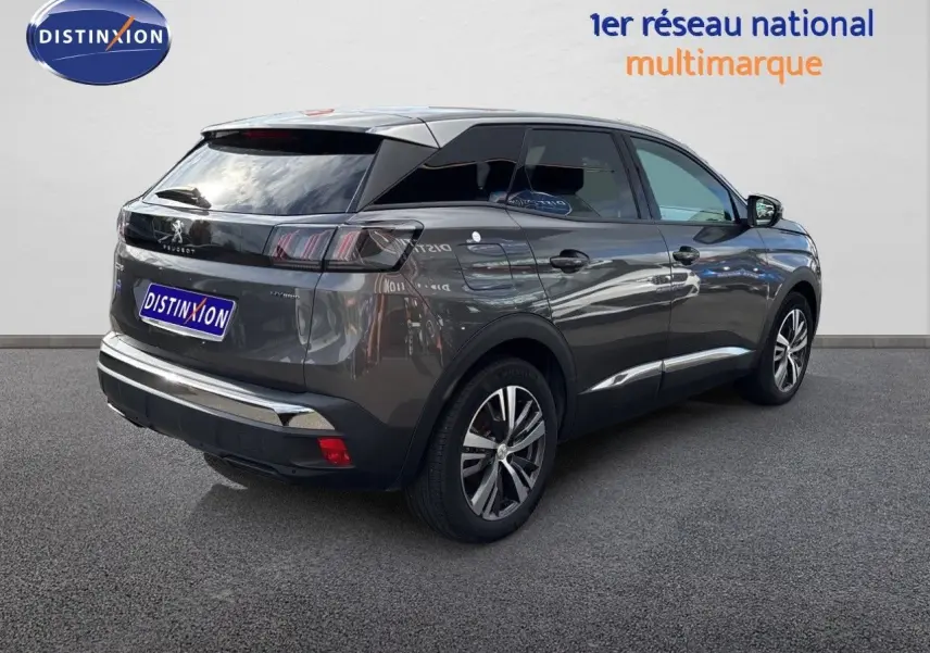 Vue 3/4 arrière droite d’un Peugeot 3008 Hybrid gris platinium métal avec jantes alliage et vitres teintées.
