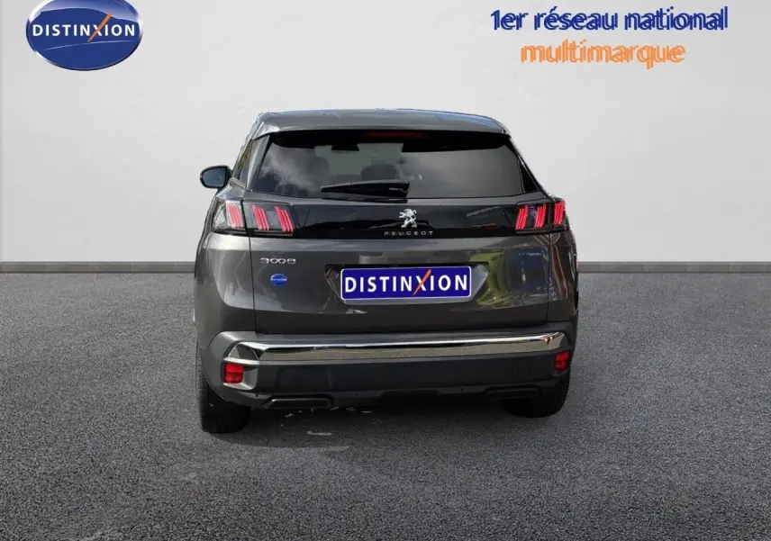 Vue arrière d’un Peugeot 3008 gris platinium métal 2024, avec feux LED caractéristiques et logo au centre du hayon.