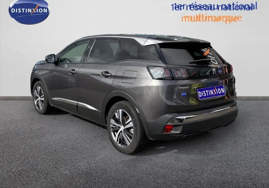 Vue 3/4 arrière droite d'un Peugeot 3008 Hybrid gris platinium métal avec jantes alliage et feux arrière LED.