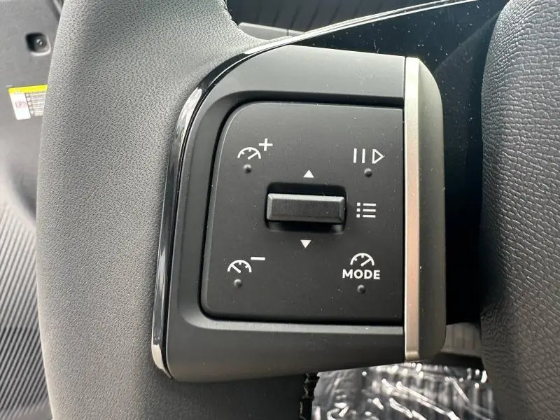 Gros plan sur les commandes de régulateur de vitesse au volant du Citroën C3 Aircross 2026, finition noire.