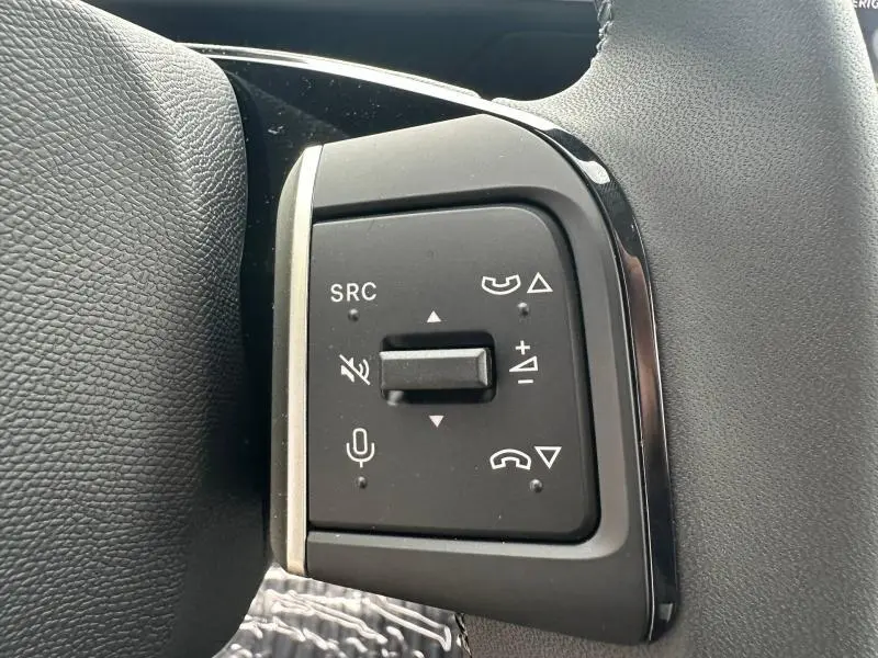 Gros plan sur les commandes noires multifonctions au volant du Citroën C3 Aircross gris Mercury, côté gauche.