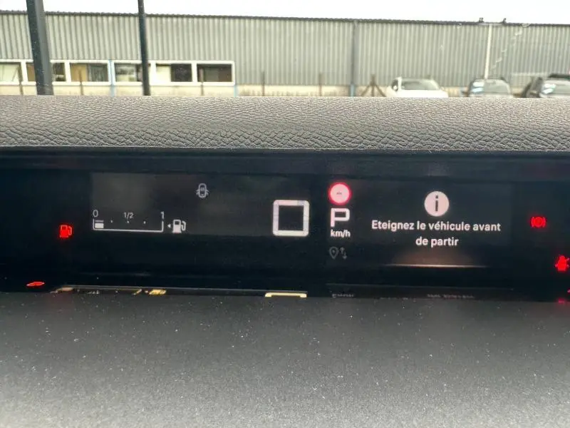 Tableau de bord numérique de Citroën C3 Aircross 2026 affichant vitesse à 0 km/h et message d'arrêt du véhicule.