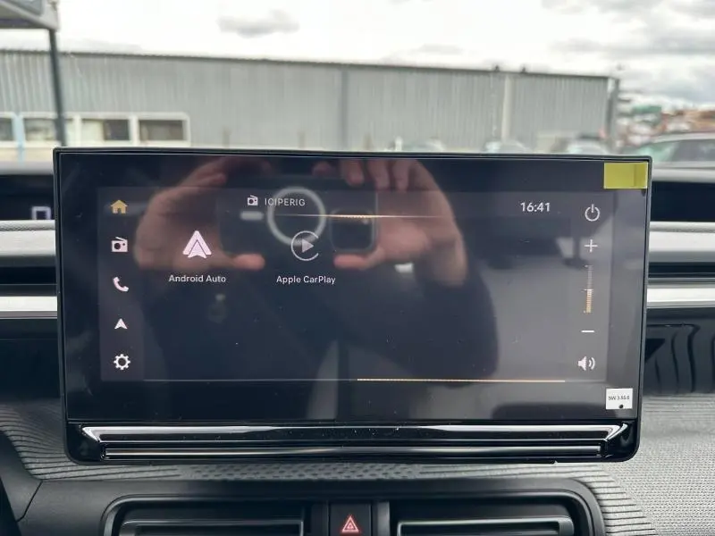 Écran tactile central affichant Android Auto et Apple CarPlay dans l'habitacle du Citroën C3 Aircross gris Mercury.