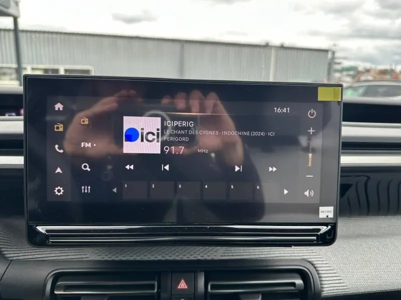 Écran tactile central du tableau de bord du Citroën C3 Aircross 2026 affichant une radio FM à 91.7 MHz.