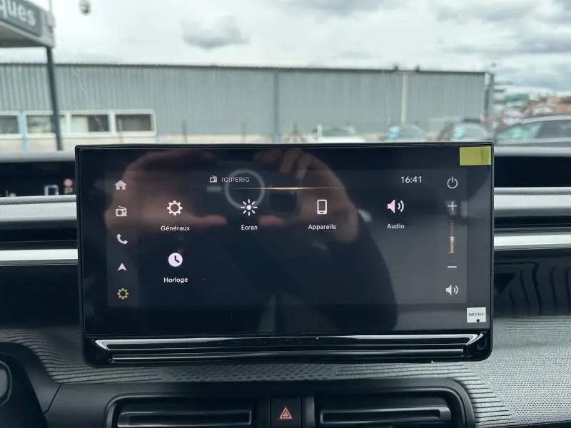 Écran tactile central de la Citroën C3 Aircross 2026, vue frontale, intérieur moderne avec commandes visibles.