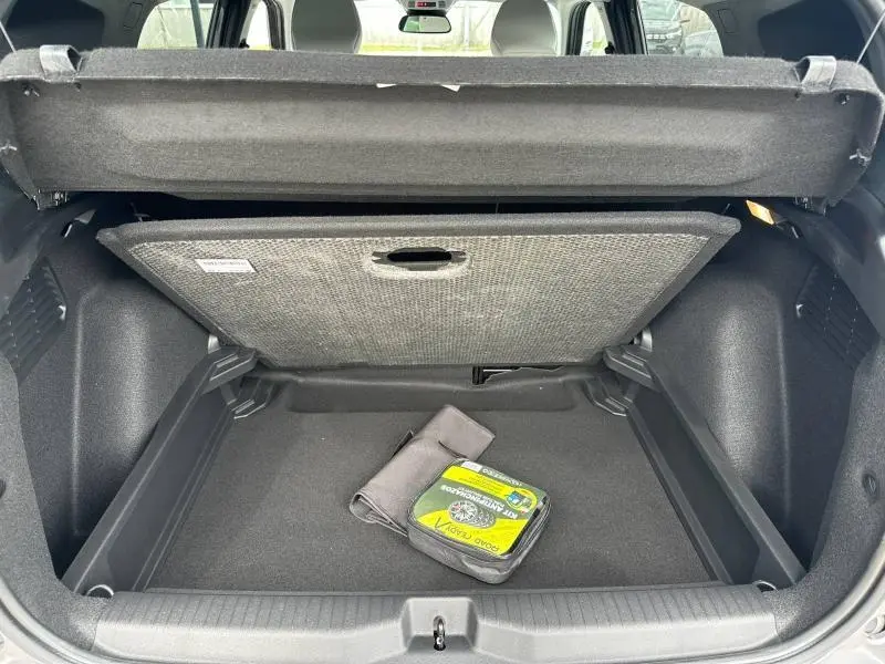 Coffre ouvert de Citroën C3 Aircross 2026 gris Mercury, montrant le plancher de coffre mobile et un kit de réparation.