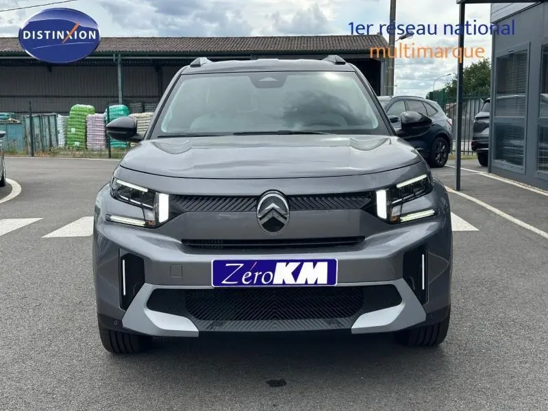 Vue de face du Citroën C3 Aircross gris Mercury avec toit noir et feux LED distinctifs allumés.