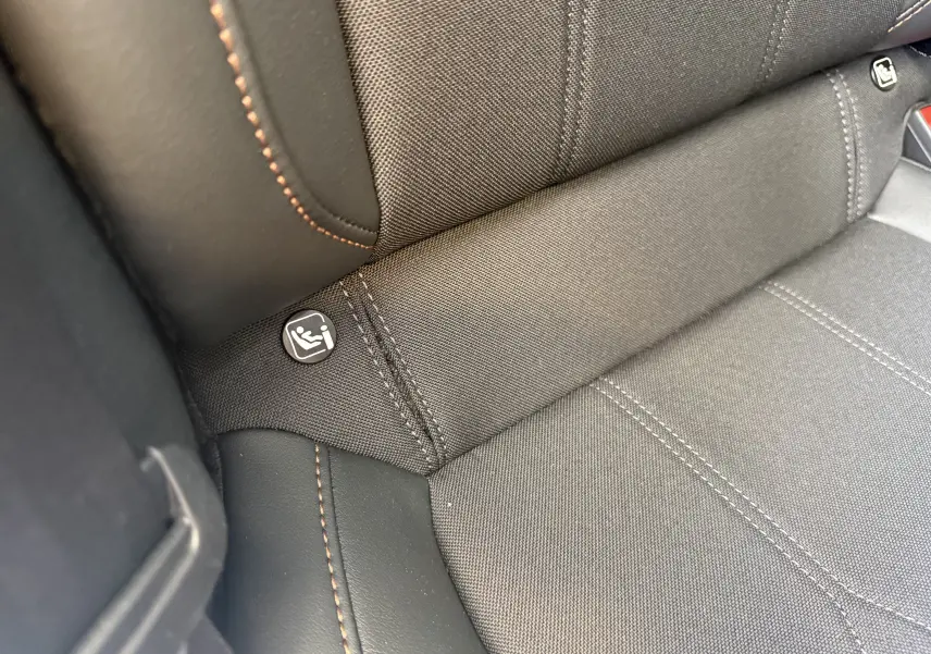 Gros plan sur le siège arrière gris du CUPRA Formentor 2026 avec logo ISOFIX visible sur le côté gauche.