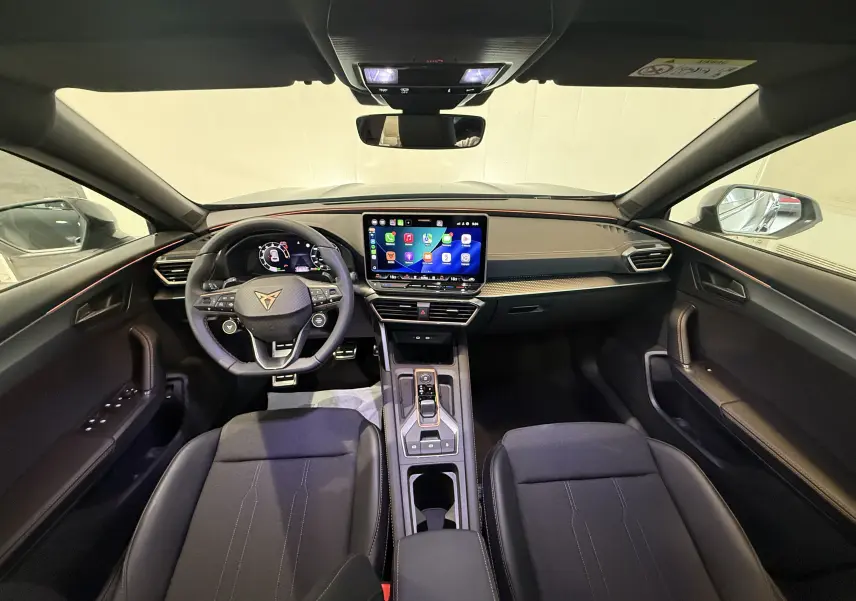 Vue intérieure frontale du CUPRA Formentor gris 2026, mettant en valeur le tableau de bord digital et l'écran tactile central.