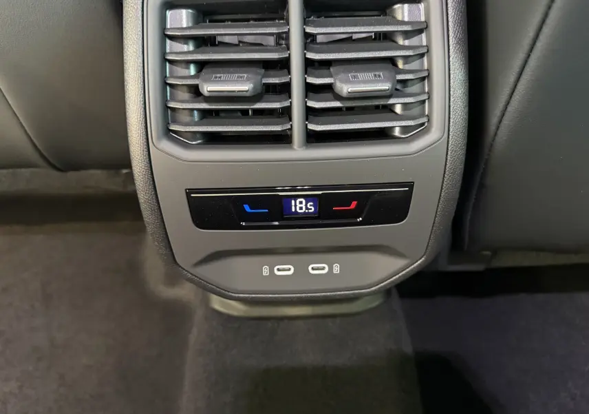 Vue rapprochée de la console arrière grise du CUPRA Formentor 2026, montrant les aérateurs et commandes de climatisation.