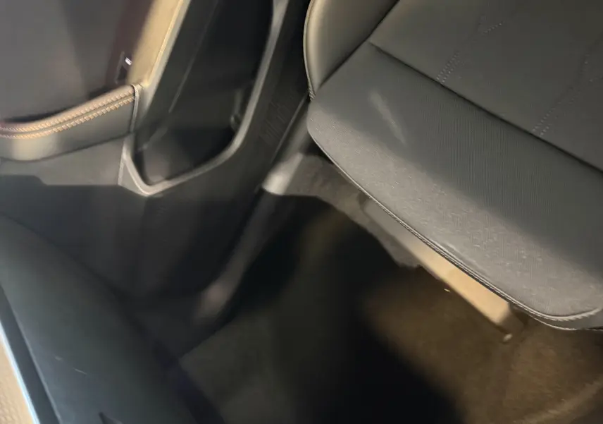 Vue rapprochée de l'intérieur côté passager du CUPRA Formentor gris, montrant le siège et la porte avec surpiqûres.