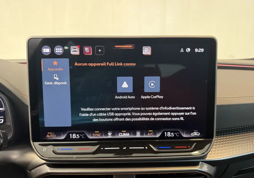 Écran tactile central de la CUPRA Formentor gris 2026 affichant les options Android Auto et Apple CarPlay.