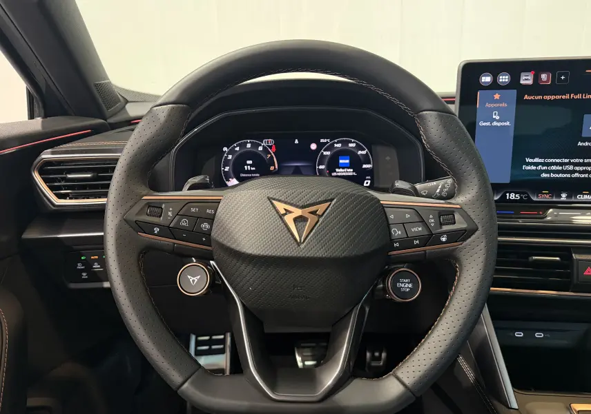 Vue frontale du volant en cuir perforé noir avec logo CUPRA doré, tableau de bord numérique et écran tactile du CUPRA Formentor 2026.