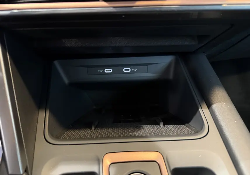 Gros plan sur la console centrale du CUPRA Formentor gris 2026, montrant deux ports USB-C lumineux.
