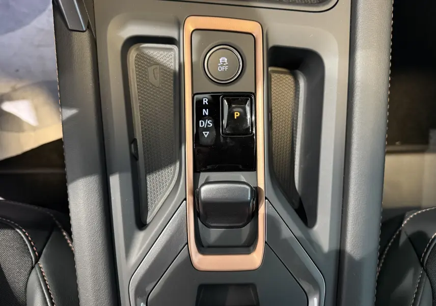 Vue rapprochée de la console centrale du CUPRA Formentor gris, mettant en valeur la commande de boîte automatique et les boutons de contrôle.